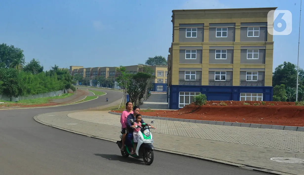 Pengendara melintasi bangunan ruko di kawasan Pusat Bisnis dan Komersial Eco Town, Sawangan, Depok, Jawa Barat, Senin 26/06/2023). (merdeka.com/Arie Basuki)