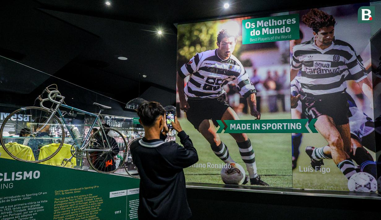 Foto muda Cristiano Ronaldo terpajang di sejumlah sudut museum. Ukurannya juga beraneka ragam. Mulai dari kecil hingga memenuhi dinding. (Bola.com/Bagaskara Lazuardi)