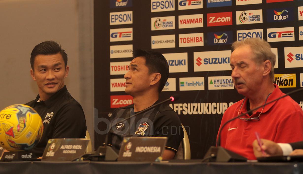 Ekspresi Pelatih Timnas Indonesia, Alfred Riedl dan pelatih Thailand, Kiatisuk Senamuang, saat konferensi pers di Hotel Aston, Sentul. (13/12/2016). (Bola.com/Nicklas Hanoatubun)