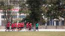 Pemain Timnas Indonesia U-24 berlari saat melakukan pemanasan sebelum berlatih untuk Asian Games 2022 Hangzhou yang berlangsung di Lapangan A, Kompleks Stadion Utama Gelora Bung Karno (SUGBK), Senayan, Jakarta, Jumat (15/09/2023). (Bola.com/Bagaskara Lazuardi)
