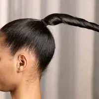 Kadang mengikat rambut caranya itu-itu saja. Nih ada cara beda yang Bintang.com sajikan untukmu. Simak.