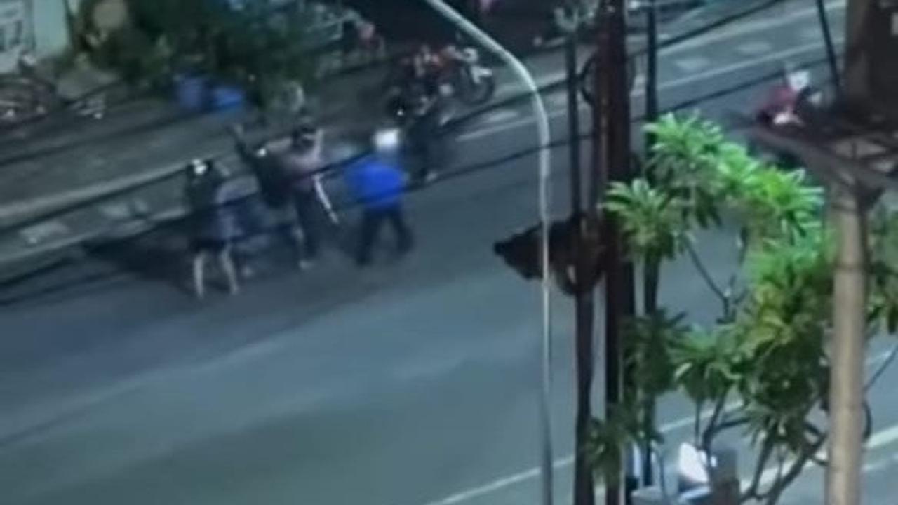 Viral Pemuda Dikeroyok hingga Disabet Pakai Celurit