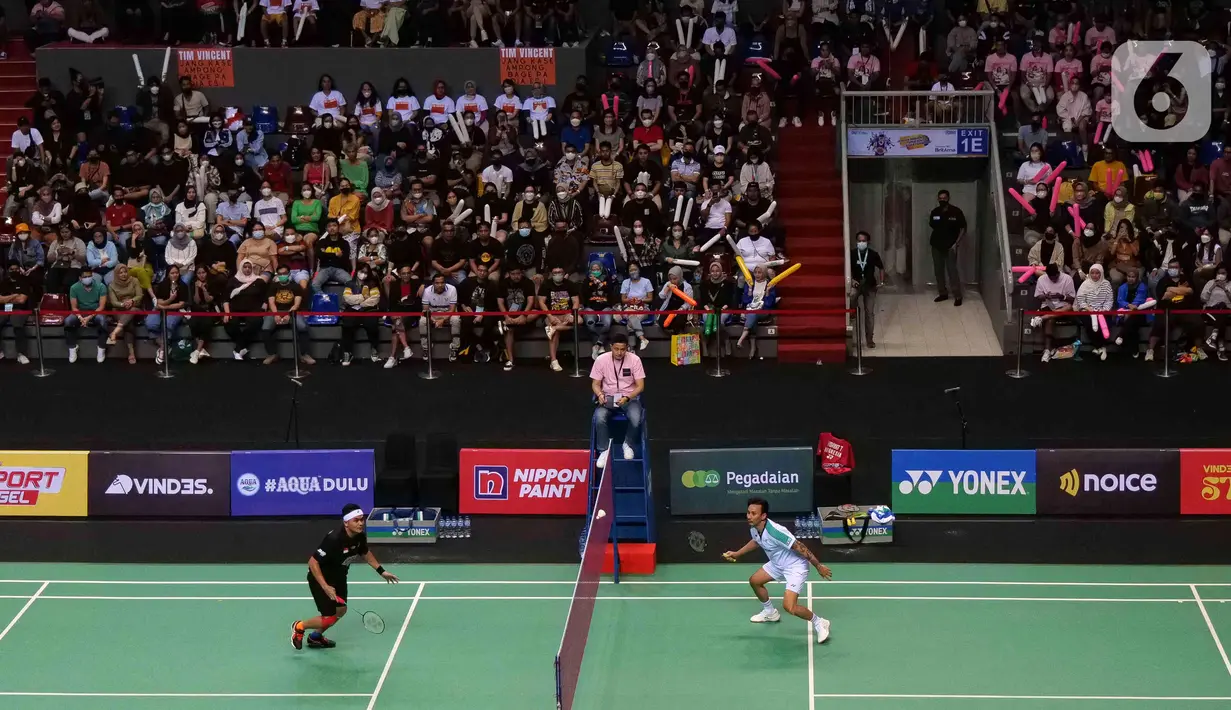 Vincent Rompies (kanan) melawan Valentino Simanjuntak (kiri) pada acara Vindes Sport bertajuk Tepok Bulu 2022 di Mahaka Square, Jakarta, Minggu (3/7/2022). Vincent Rompies mengalahkan Valentino Simanjuntak dengan skor 21-12 dan 22-20. (Liputan6.com/Herman Zakharia)