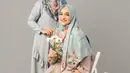 Gamis warna pastel polos paling pas dipadukan dengan hijab segi empat bermotif floral seperti Cindy Fatika Sari ini. [Instagram/cindyfatikasari18]