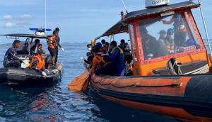Upaya pencarian korban tenggelamnya kapal wisata KM Putri Sakinah di perairan Selat Padar kembali membuahkan hasil. Polisi bersama Tim SAR Gabungan menemukan satu jenazah laki-laki dewasa warga negara Spanyol, yang diyakini sebagai pelatih Valencia FC B Fernando Martin Carreras. (Liputan6.com/Ola Keda)