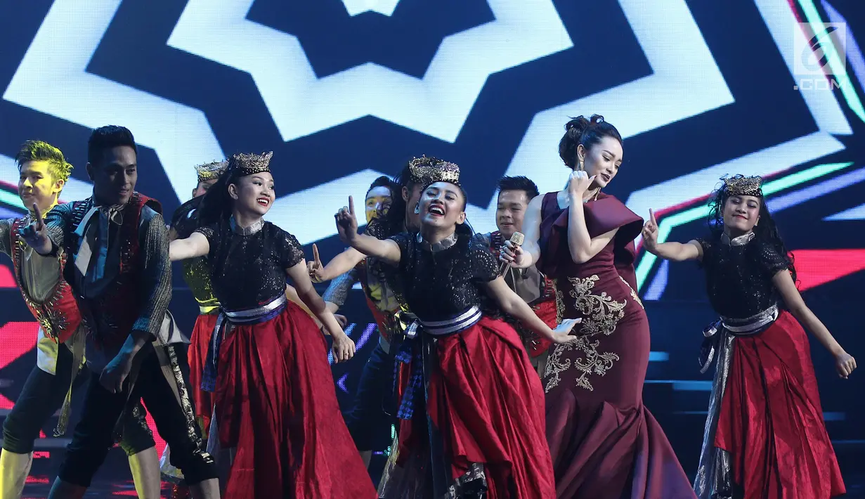 Penyanyi dangdut Zaskia Gotik dan penari latar saat membawakan lagu pada Perayaan HUT ke 27 SCTV di Jiexpo Kemayoran, Jakarta, Kamis (24/8). Zaskia Gotik berkolaborasi dengan Via Vallen yang diiringi dengan musik EDM. (Liputan6.com/Herman Zakharia)