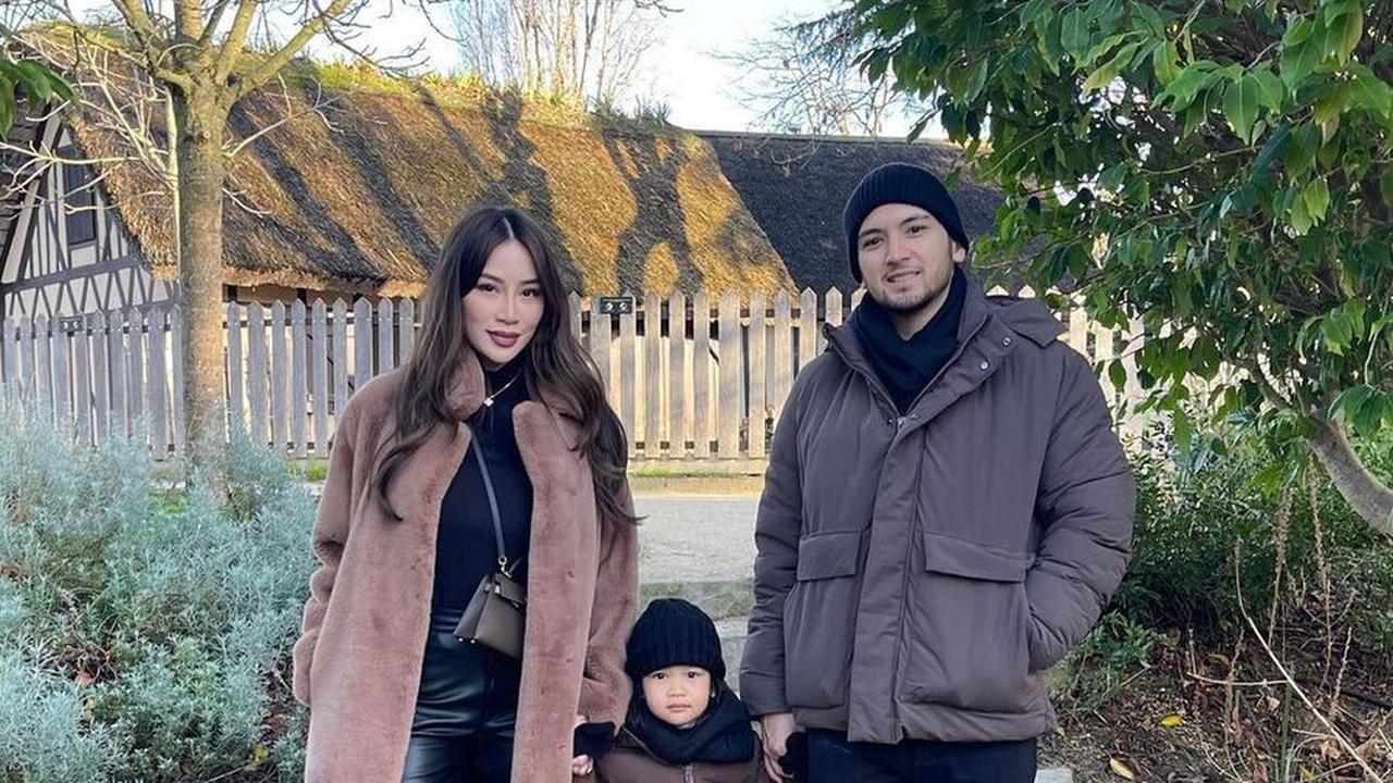 Sementara itu, Aditya Trihatmanto bekerja di perusahaannya Bambang yang memiliki berbagai bidang usaha, mulai dari otomotif hingga perdagangan.