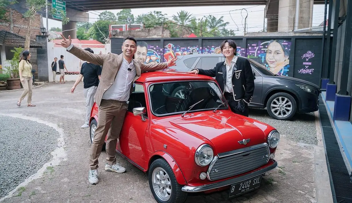 Kali ini, mereka berfoto dengan mini cooper classic berwarna merah. Mobil itu terparkir di rumah mewah Raffi lainnya yang juga masih berlokasi di Andara. (Foto: Instagram/ raffinagita1717)