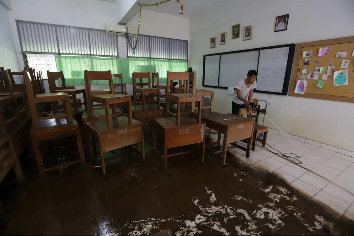 Banjir di SMAN 60 Jakarta mulai surut