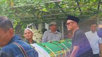 Kehadiran Uya Kuya saat jenazah almarhum ayahnya disemayamkan di rumah duka Kawasan Duren Sawit, Jakarta Timur. (Dok. via M. Altaf Jauhar)