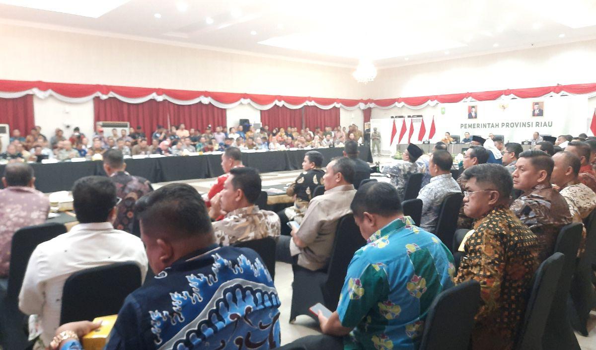 "Jalan lintas Bono itu ada jalan rusak yang sulit digunakan. Masyarakat kami bahkan menggunakan transportasi air, petani kami kalau sawit harga di bawah Rp 2000, mereka jadinya hanya Rp500 per kilogram karena jalan rusak. Itu sama pemilik kebun disuruh tu