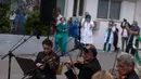 Para anggota ERT (Hellenic Broadcasting Corporation) Modern Music Orchestra memainkan musik di halaman Rumah Sakit Umum Evaggelismos di Athena, Yunani (20/4/2020). Konser digelar oleh ERT Modern Music Orchestra untuk menghormati staf medis dalam perjuangan melawan COVID-19. (Xinhua/Marios Lolos)