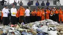 Presiden RI, Joko Widodo (kedua kiri depan) bersama Menhub Budi Karya Sumadi dan KaBasarnas Marsdya M Syaugi melihat barang yang diduga milik penumpang pesawat Lion Air JT 610 di Pelabuhan JICT 2, Jakarta, Selasa (30/10). (Liputan6.com/Helmi Fithriansyah)