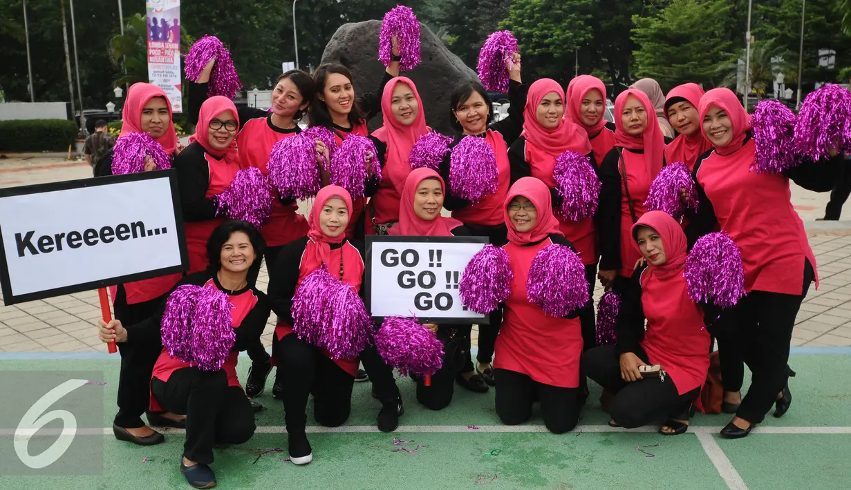 Antusiasme peserta jelang dimulainya Lomba Senam Poco-Poco Nusantara di halaman Kemenpora, Jakarta, Jumat (12/2/2016). Lomba ini memperebutkan piala Ibu Negara RI dan piala Menpora. (Liputan6.com/Helmi Fithriansyah)