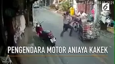 Akibat bermain ponsel, sebuah motor menabrak gerobak sampak. Tak terima, pengendara motor malah aniaya kakek pemilik gerobak.