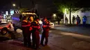 Sejumlah petugas keamanan berjaga di dekat lokasi garasi parkir bawah tanah yang runtuh di sebuah kompleks di Mexico City (10/4). (AP Photo/Rebecca Blackwell)