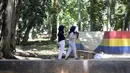 Warga berjalan di Taman Kota 1, Tangerang Selatan, Banten, Selasa (1/12/2020). Kawasan terbuka hijau seluas 7,2 hektare tersebut sebagai tempat rekreasi alam murah meriah. (merdeka.com/Dwi Narwoko)