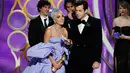 Lady Gaga (kiri) dan Mark Ronson saat menerima penghargaan untuk kategori lagu orisinal terbaik dalam ajang Golden Globes 2019 di The Beverly Hilton, Beverly Hills, California, Minggu (6/1). (Paul Drinkwater/NBC via AP)