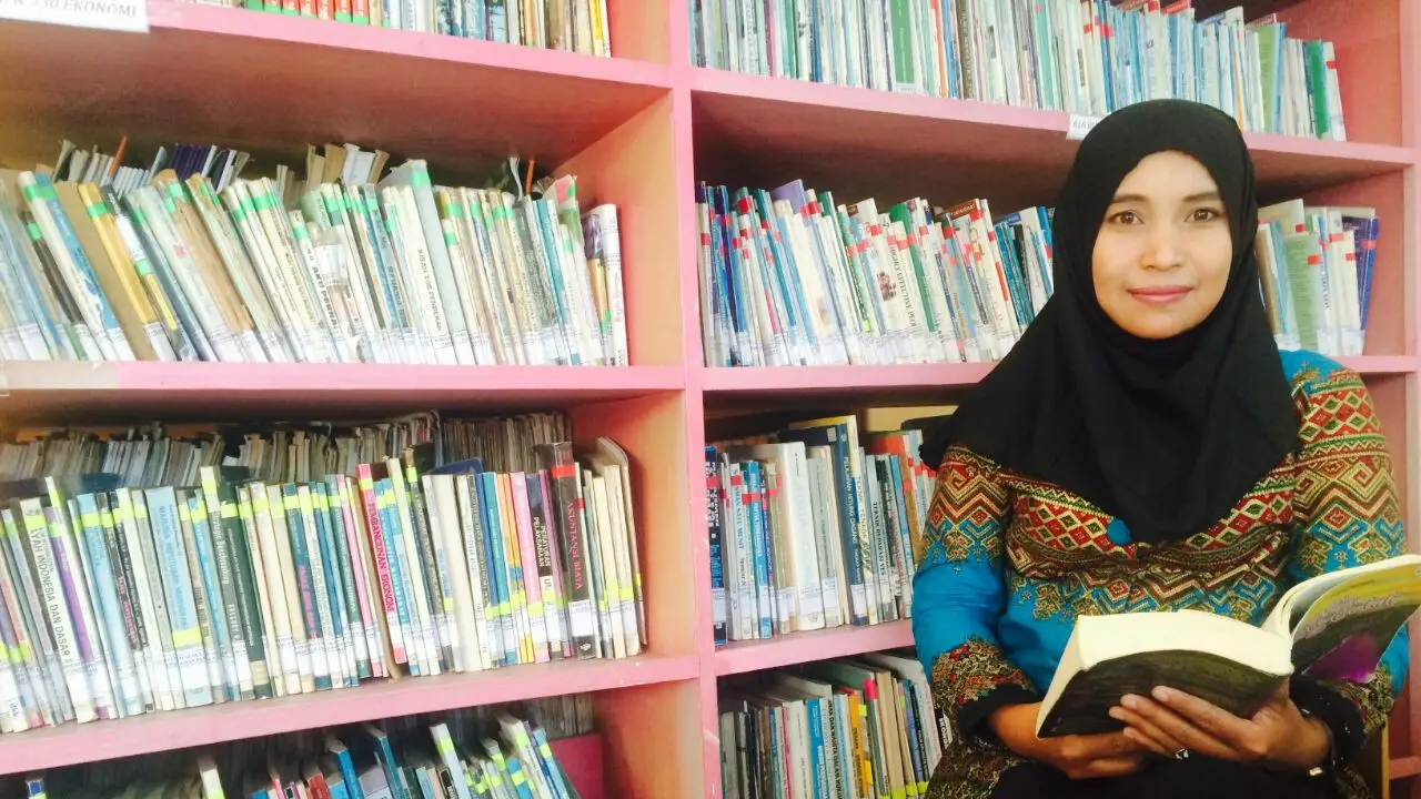 Lia yulianti, menghantarkan perpustakaan yang ia kelola berprestasi