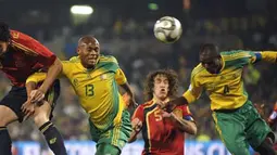 Gelandang Spanyol Albert Riera menyundul bola dan dikawal gelandang Afsel, Kagisho Dikgacoi, dalam laga lanjutan Piala Konfederasi antara Spanyol vs Afsel pada 20 Juni 2009 di Free State Stadium, Bloemfontein. AFP PHOTO/PIERRE-PHILIPPE MARCOU