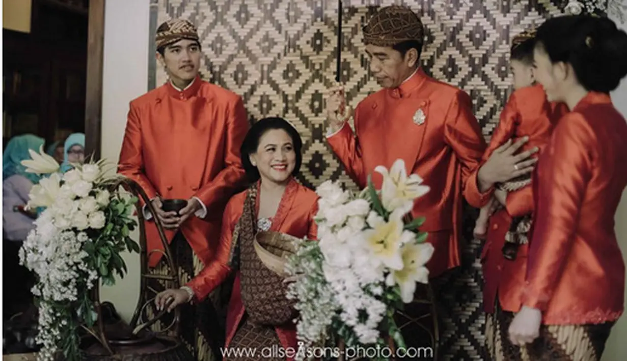 Masih dalam acara siraman, tampak ceria ibu Iriana Joko Widodo sedang dodol atau jualan dawet. Prosesi dodol dawet tampak bapak Presiden menemani istrinya disebelahnya dan disamping berdiri anak-anaknya.  (Instagram/thebridebestfriend)