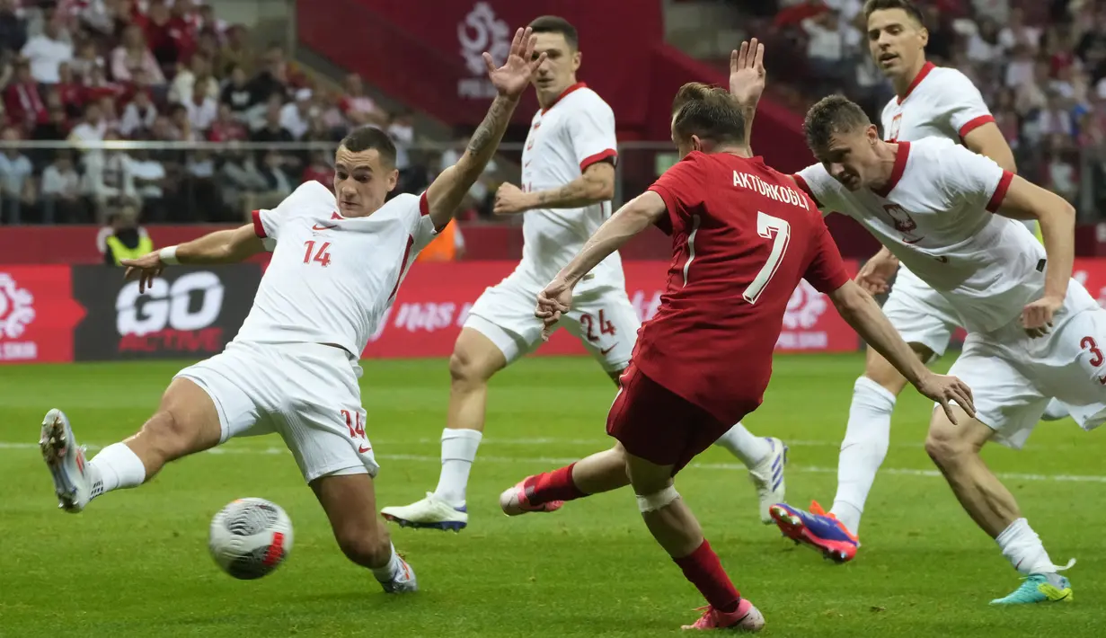 Polandia menang tipis 2-1 atas Turki. (AP Photo/Czarek Sokolowski)
