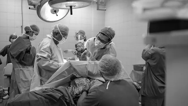 7 Potret Bahagia Fitri Tropica Lahiran Ditemani Suami, Usai 5 Tahun Penantian