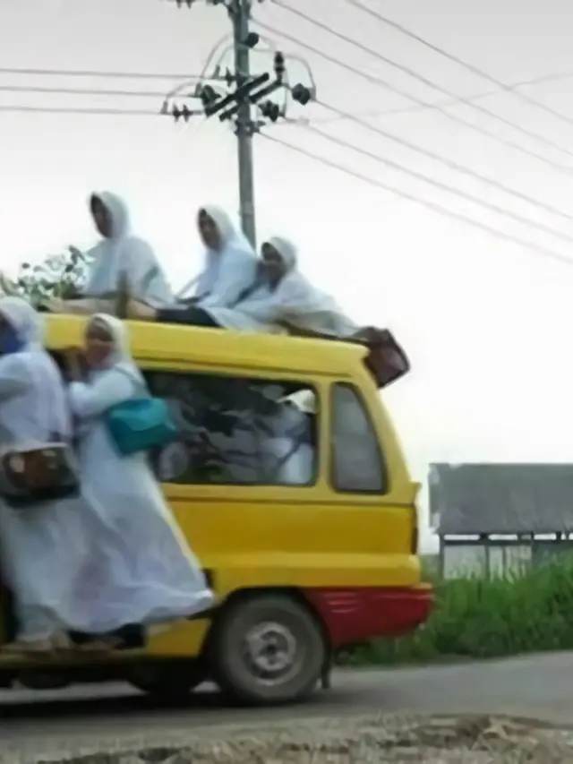 6 Kelakuan Kocak Ibu-Ibu saat Naik Angkot Ini Nyeleneh