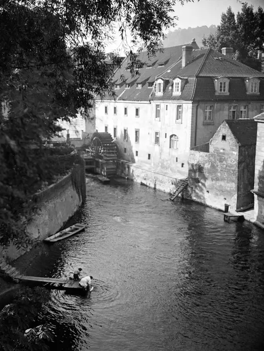 Warga beraktivitas di sungai pada bulan September 1945 di kota Praha, Ceko. Praha telah berdiri sejak abad kesebelas sebagai ibukota Bohemia yang merupakan tempat tinggalnya para pangeran dan raja-raja Ceko, Romawi, dan Jerman. (AFP Photo)