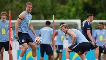 Kapten Timnas Inggris, Harry Kane (kanan), menyundul bola melewati Dan Burn (kedua dari kiri) saat sesi latihan Timnas Inggris di Palm Beach Gardens, Florida, Selasa, 9 Juni 2026, menjelang turnamen Piala Dunia 2026. (AP Photo/Rebecca Blackwell)