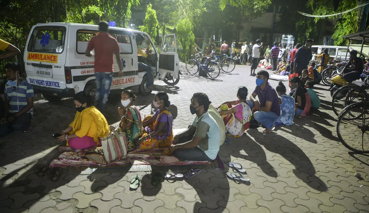 Warga bermalam untuk mendapatkan suntikan vaksin corona Covid-19 keesokan harinya di RSUD Siliguri, negara bagian Bengal Barat, India, Senin (20/9/2021). Sebanyak 202 juta orang India telah divaksin dua dosis atau lengkap hingga 19 September 2021. (Diptendu DUTTA/AFP)