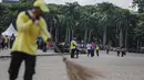 Petugas menyapu membersihkan kawasaan Monas, Jakarta, Senin (1/1). Sebelumnya, kawasan Monas menjadi titik berkumpul warga saat perayaan malam pergantian tahun dan menyisahkan sampah dari pengunjung monas. (Liputan6.com/Faizal Fanani)