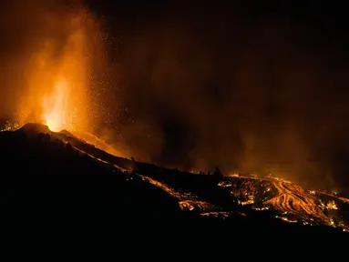 Lava mengalir dari letusan gunung berapi Cumbre Vieja di pulau La Palma di Kepulauan Canaria, Spanyol, Minggu (19/9/2021). Letusan gunung berapi itu memicu evakuasi besar-besaran terhadap kurang lebih 1.000 penduduk yang tinggal di sekitar Gunung Cumbre Vieja. (AP Photo/Jonathan Rodriguez)
