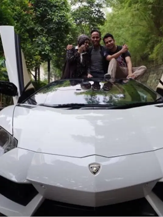 Petugas menemukan dua mobil mewah yang terparkir di halaman masjid. Mobil Lamborghini berpelat B 1 AMY dan Roll-Royce yang tidak ada nomornya. Mobil yang tanpa plat itu menjadi sorotan petugas. (Instagram/raffinagita1717)