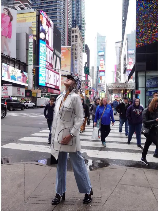 Nah, coba lihat gaya Jedar yang satu ini, tidak berlebihan namun tetap terlihat modis. Di samping itu, gaya Jedar kali ini terbilang unik.  (Instagram/inijedar)