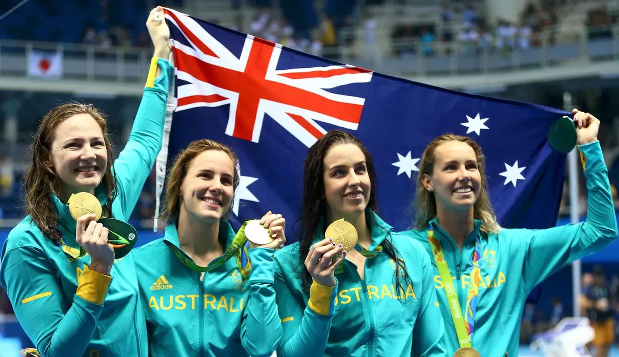 Atlet Renang asal Australia merayakan kemenangan mereka saat juara renang gaya bebas putri 4x100 meter di Olimpiade Rio 2016, Brasil (6/8). (REUTERS)