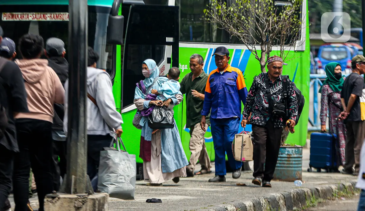 Kepala Terminal Kampung Rambutan Yulza Romadhoni memprediksi arus balik makin ramai pada H+4 Lebaran Idul Fitri 2023. Hal itu berdasarkan analisis data penumpang pada tahun 2022. (Liputan6.com/Faizal Fanani)