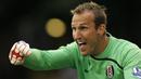 Mark Schwarzer merupakan kiper legendaris timnas Australia yang mampu melakukan penyelamatan penalti sebanyak 10 kali sepanjang kariernya di Liga Inggris. Ia pernah membela Chelsea dan Leichester, namun masa emasnya ia tunjukkan ketika membela Fullham. (AFP/Glyn Kirk)