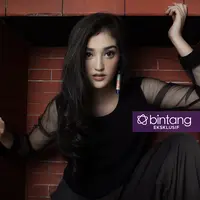 Ranty Maria, kekasih Ammar Zoni. Keduanya bermain di satu sinetron terbaru, Anak Langit. (Fotografer: Galih W. Satria, Stylist: Indah Wulansari, Wardrobe: @nadeandkays, @epicveil, MUA: @sarahsadiqa, DI: Muhammad Iqbal Nurfajri/Bintang.com)