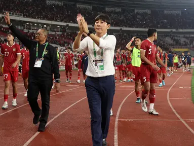 Pelatih Timnas Indonesia, Shin Tae-yong, saat memberikan apresiasi kepada para penonton setelah laga kontra Argentina di FIFA Matchday yang digelar di Stadion Utama Gelora Bung Karno (SUGBK) Senayan, Jakarta, Senin (19/6/2023) malam WIB. (Bola.com/Bagaskara Lazuardi)
