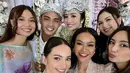 Terlihat juga kehadiran Yura Yunita yang mengenakan kebaya kartini modern dengan lengan puff berwarna coklat susu. [@yurayunita].