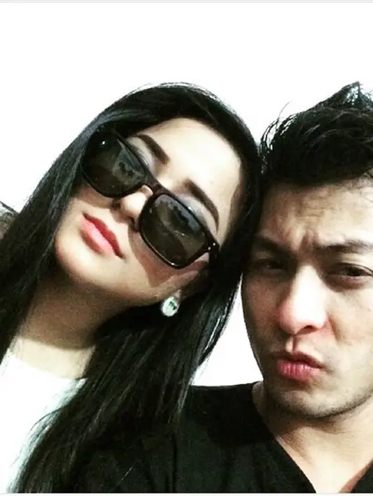 Di media sosial, Juwita Bahar beberapa kali mengunggah potret intim saat berlibur dengan Deddy Khoe. Banyak dari warganet yang melihat keduanya kompak. Inilah 8 Potret intim Juwi dan Deddy. (Instagram/juwitabahar11)