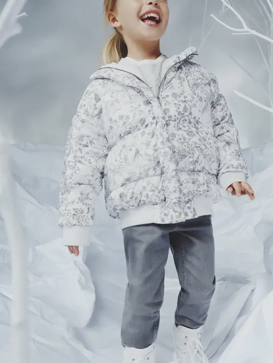 Gaya berani permainan lekukan grafis, sulaman di atas tulle menjanjikan gaya Dior yang memesona [Foto: Dior]