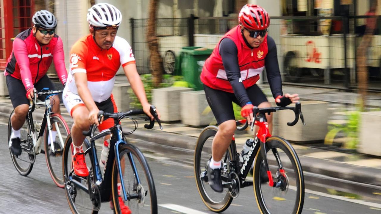Sekretaris Jenderal DPP PDI Perjuangan (PDIP), Hasto Kristiyanto, berolahraga dengan bersepeda di Kota Surabaya, bertajuk “Gowes Keliling Surabaya”, Sabtu (15/10/2022) pagi (Istimewa)