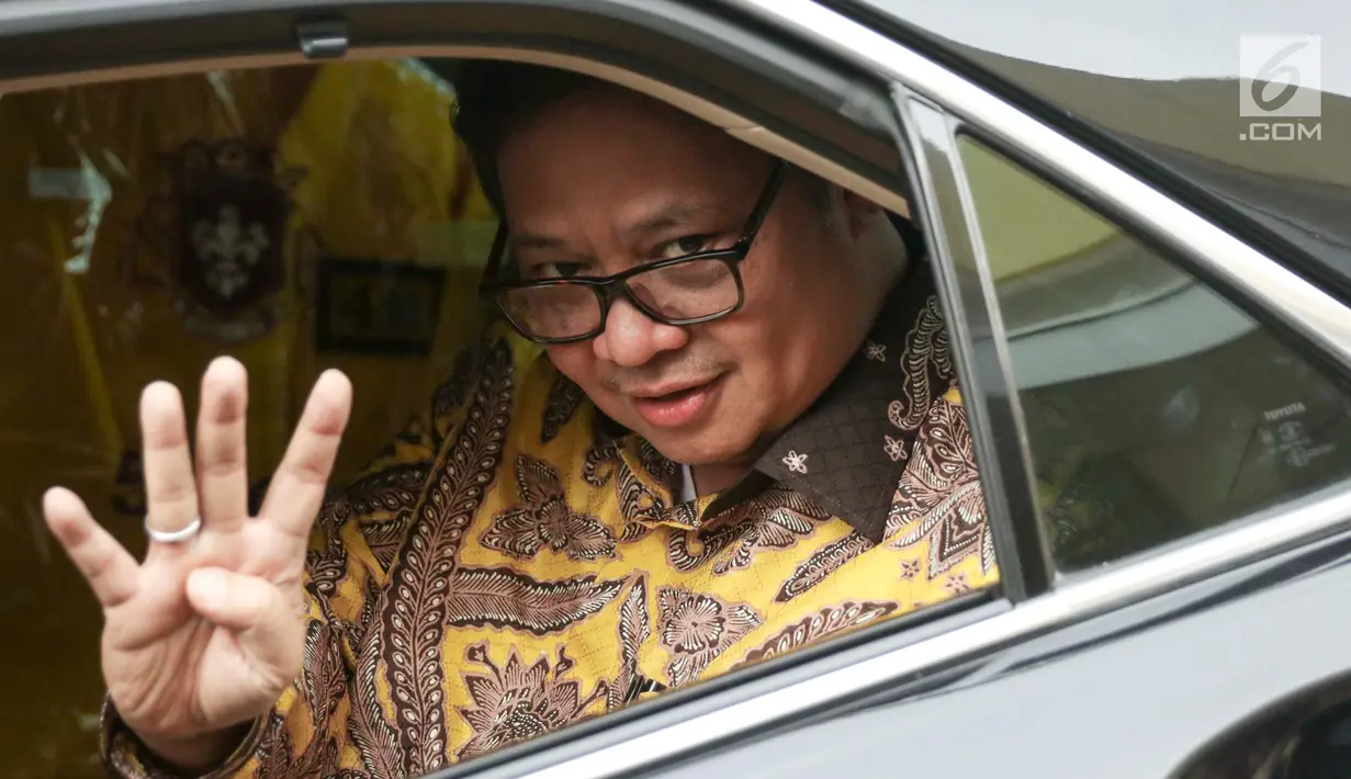Ketua Umum Partai Golkar, Airlangga Hartarto usai menghadiri acara Pembekalan Caleg DPR RI Partai Golongan Karya di Jakarta, Rabu (19/12). Pembekalan diadakan dalam rangka persiapan menghadapi Pemilu 2019 mendatang. (Liputan6.com/Immanuel Antonius)