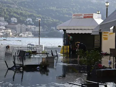 Air laut menutupi banjir satu persegi setelah gempa bumi di pelabuhan Vathi di pulau Aegean timur Samos, Yunani (30/10/2020). Gempa bumi kuat melanda Laut Aegea antara pantai Turki dan pulau Samos di Yunani. (AP Photo / Michael Svarnias)