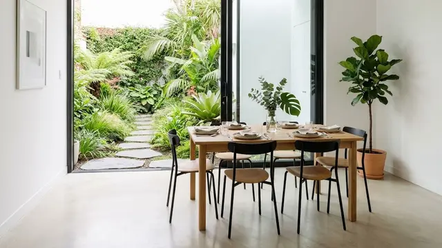 Ruang Makan Minimalis dengan Pintu Geser Kaca Menghadap Taman