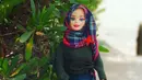 Pada salah satu foto yang diunggah di akun Instagram dengan pengikut lebih dari 22 ribu itu, Hijarbie terlihat mengenakan setelan blouse lengan panjang dan rok lebar. (instagram.com/hijarbie) 