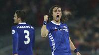 Gaya Pemain Chelsea, David Luiz usai membobol gawang Liverpool  pada lanjutan Premier League di Anfield stadium, Liverpool, Selasa (31/1/2017). Liverpool menahan imbang Chelsea 1-1. (AP/Dave Thompson)