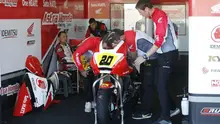 Dimas Ekky Pratama sedang menunggu saat latihan bebas FIM CEV Repsol Moto2 di Valencia, Spanyol.